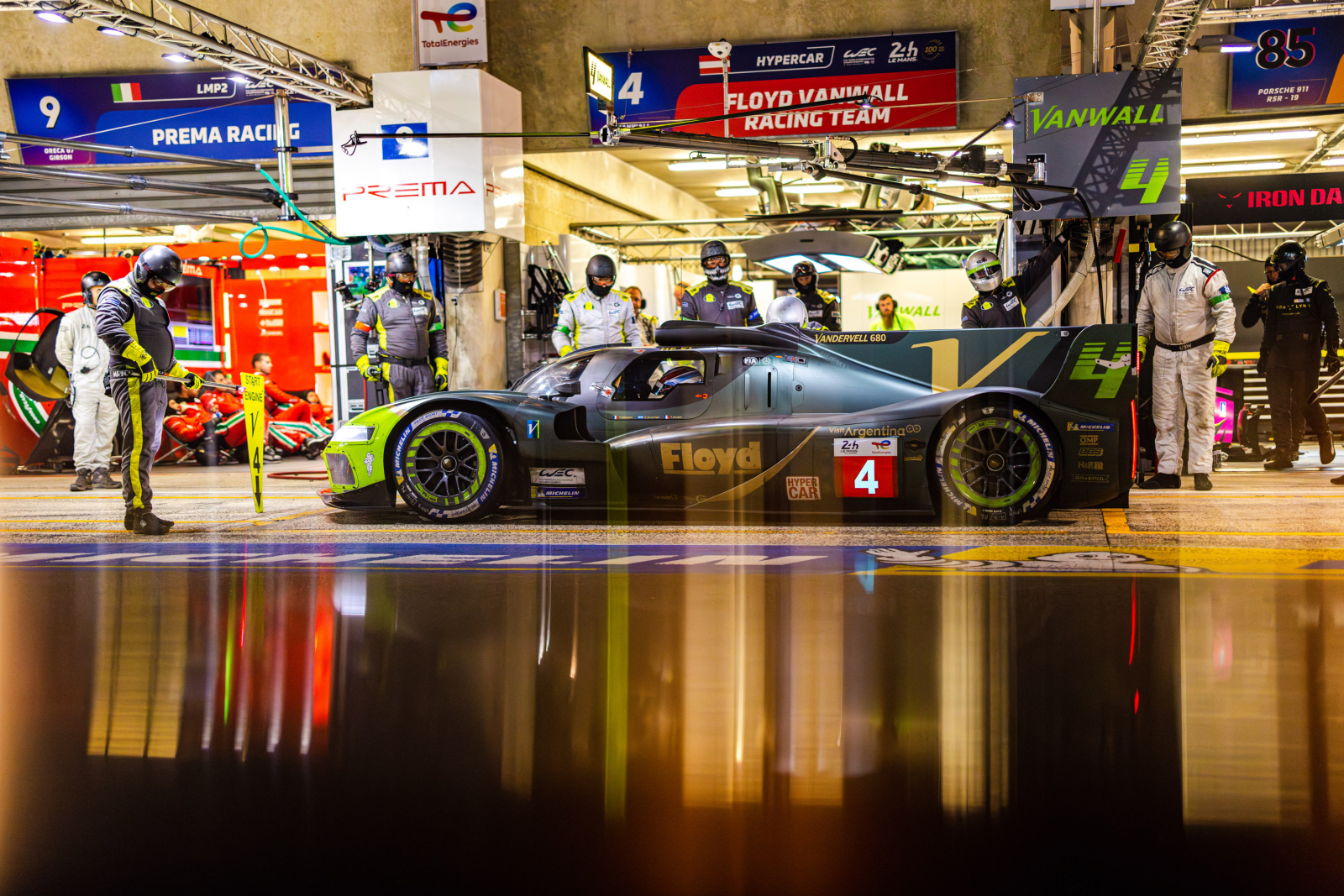 La Vanwall était immobilisée depuis longtemps avant de s'élancer et de casser son moteur.