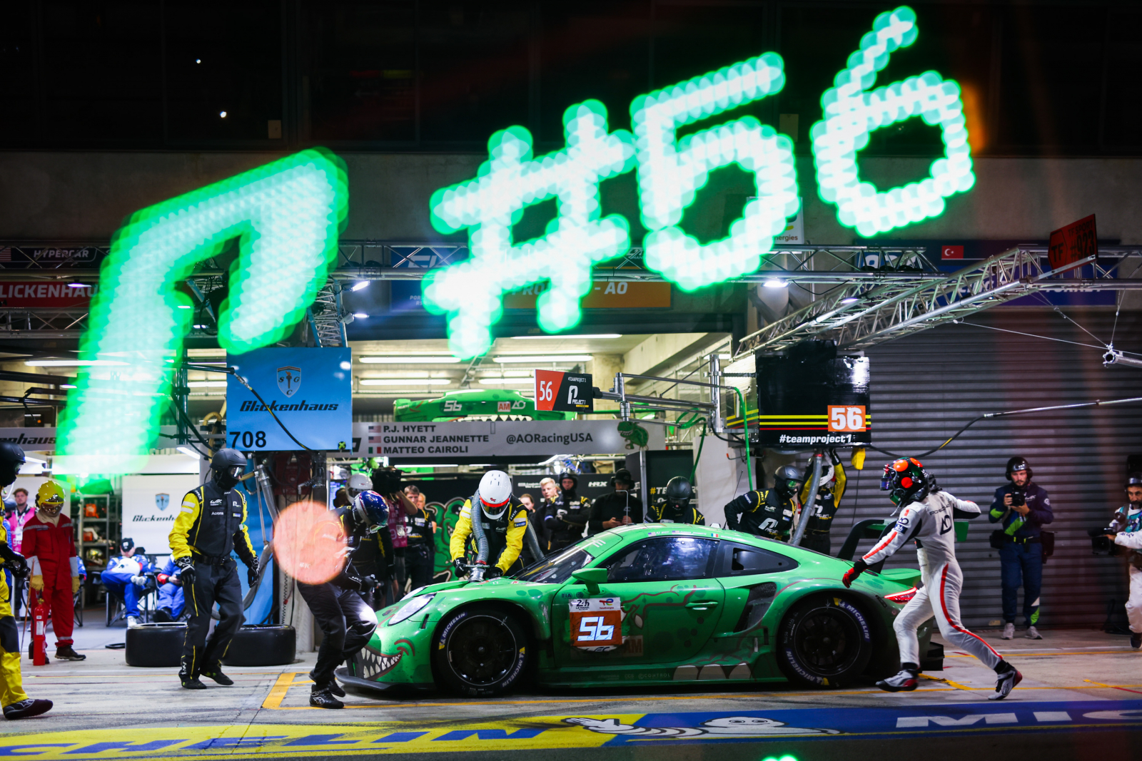 Les arrêts aux stands, de nuit et au petit matin, offrent des images sensationnelles.